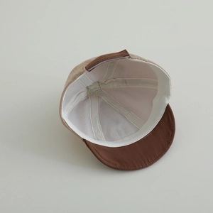 Innenansicht mit Nähten und verstellbarem Riemen der Baby-Baseballmütze in Beige