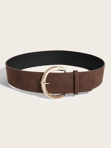 Gros plan d'une ceinture large en daim marron foncé avec boucle en métal doré en croissant