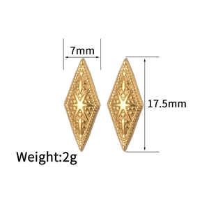 Détail de boucles d'oreilles losanges dorées, motif étoile, taille 17,5mm et poids 2g