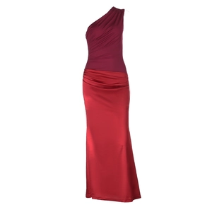 Détail du tissu en satin froncé et du design asymétrique à une épaule en rouge satiné