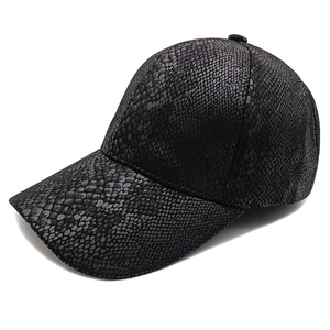 Dettaglio del cappellino da baseball in ecopelle nera con trama in pelle di serpente