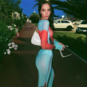 Robe longue en tulle transparent à fente style 2025 avec imprimés rouge et bleu