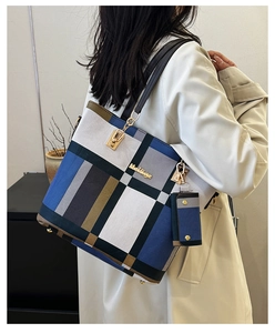Détail du sac cabas à carreaux bleu et marron avec mini pochette assortie et chaîne en métal