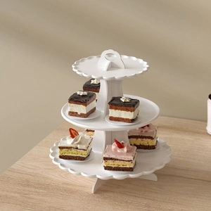 Présentoir à gâteaux blanc à trois niveaux avec bords ondulés et poignée ronde