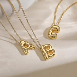 Collane con lettere 3D placcate oro A B C con cristalli lucidi su tessuto morbido
