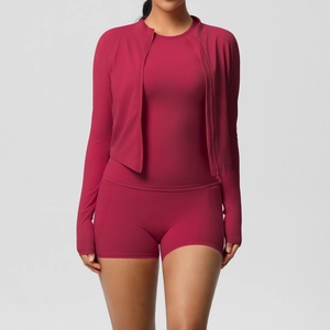 Vue détaillée de l'ensemble de yoga 3 pièces violet foncé avec veste zippée et short
