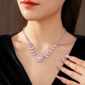 Mannequin portant un collier de luxe avec fleur en zircon rose et détails argentés
