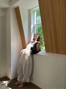 Detailansicht des zarten Spitzensaums an weißer weiter Hose für einen süßen Urlaubslook