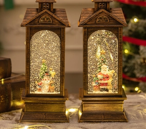 Detail der bronzenen Weihnachtslaterne mit warmer LED und Weihnachtsmann-Schneemann-Szene