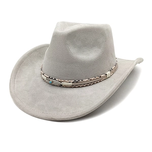 Détail d'un chapeau de cow-boy en daim gris avec turquoise et ornements de plumes