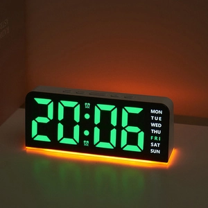 Detalle del reloj digital LED de 9 pulgadas con pantalla verde y luz ambiental naranja cálida