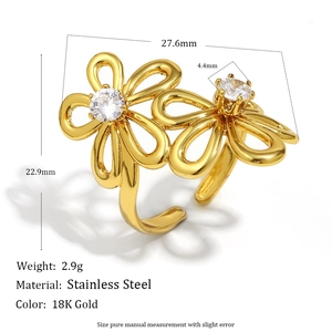 Détail de la bague spirale en acier inoxydable plaqué or 18K avec deux fleurs en zircon
