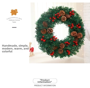 Détail d'une couronne de Noël de 30cm avec aiguilles de pin, cônes et baies rouges