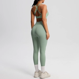 Vista trasera detallada del conjunto de yoga verde menta con sujetador cruzado