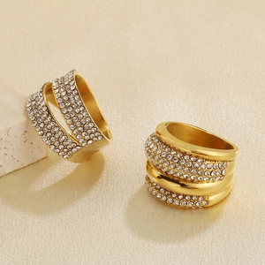 Auffälliger breiter Ring aus goldfarbenem Titanstahl mit doppellagigem Strass-Besatz
