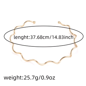 Vue détaillée du collier spirale doré montrant 37,68cm de long et 25,7g de poids