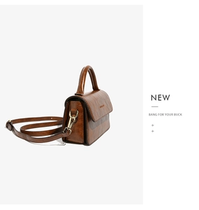 Dettagli della borsa vintage in pelle cerata marrone con texture lucida e finiture dorate