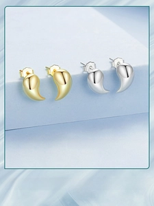 Detail of 925 sterling silver teardrop studs in gold and silver finish on display