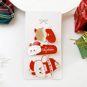 Détail du lot de trois barrettes de Noël avec motifs Père Noël et ours en acrylique