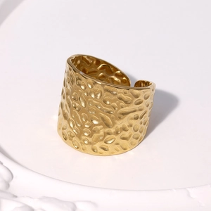 Bague large ajustable en acier inoxydable martelé avec placage en or 18 carats