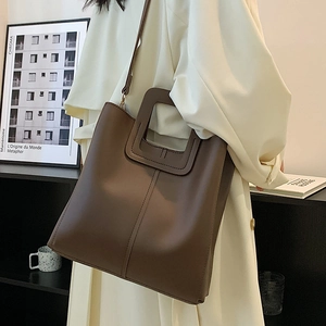 Borsa tote minimalista marrone scuro in ecopelle con manico quadrato e tracolla fine