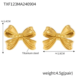 Vue macro de boucles d'oreilles nœud dorées en acier titane avec dimensions et poids