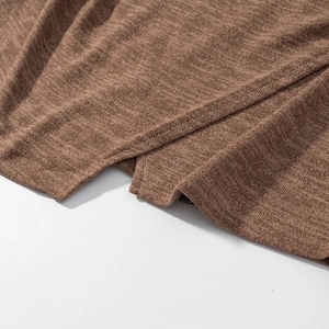 Nahaufnahme der braunen Stricktextur und der hochwertigen Nähte am ärmellosen Oberteil