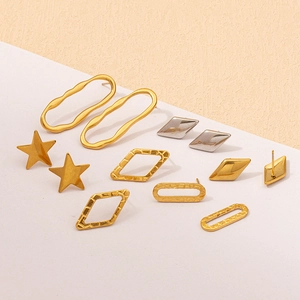 Dettaglio ravvicinato di orecchini geometrici in acciaio inossidabile 304 oro e argento