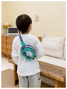 Détail de l'imprimé voiture et de la sangle réglable sur le sac poitrine enfant