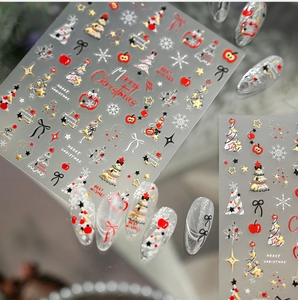 Détail de stickers à ongles Noël avec pommes rouges, sapins et nœuds dorés