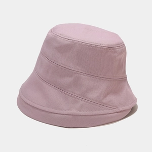 Détail d'un chapeau bob en coton lavande avec coutures soignées et texture en sergé de coton