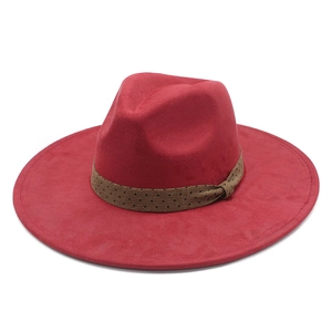 Chapeau fedora rouge à larges bords en suédine avec un ruban tissé à pois marron