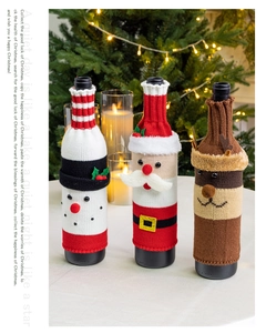 Dettaglio di copribottiglie natalizi in maglia con motivi di Babbo Natale, pupazzo di neve e renna