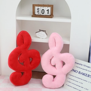 Détail des coussins musicaux en peluche G-clef doux en couleurs rouge et rose vif