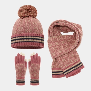 Ensemble d'hiver en tricot rose avec bonnet à pompon, écharpe et gants en jacquard