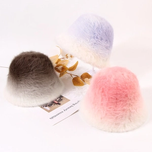 Gros plan de bobs en peluche dégradée rose, violet et marron pour la chaleur hivernale