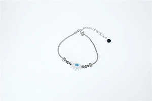 Détail du bracelet Œil Bleu avec breloque émaillée et chaîne serpent polie