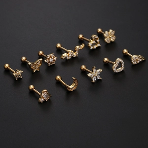 Lot détaillé de clous d'oreilles dorés en acier avec motifs cœur et lune en zircon
