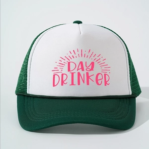 Casquette trucker classique verte et blanche avec imprimé Day Drinker rose et filet