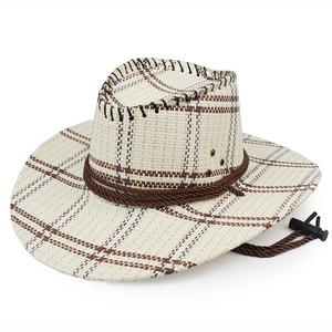 Primo piano di un cappello da cowboy in paglia a quadri con una corda intrecciata.