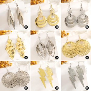 Vue détaillée de diverses boucles d'oreilles pendantes géométriques et feuilles dorées