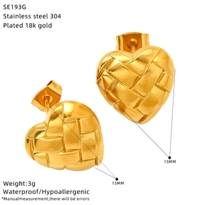 Specifiche dei dettagli per orecchini a cuore in oro 18k con dimensioni e peso esatti