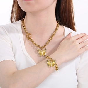 Detail von goldenem Schmetterlingshalsketten- und Armbandset mit Strass und OT-Verschluss