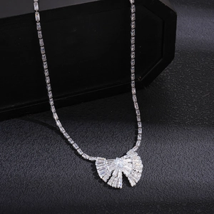 Dettaglio di una collana con ciondolo a fiocco d'argento con zirconi cubici scintillanti