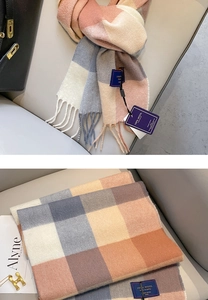 Vue macro d'une écharpe en pure laine 100% avec motif à carreaux et détails de franges