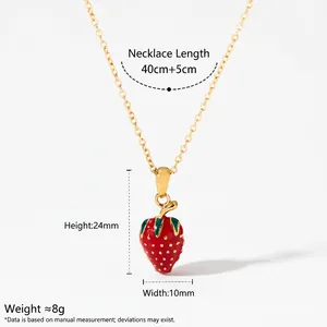 Joli collier pendentif fraise en émail rouge avec chaîne dorée pour femmes