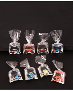 Poissons miniatures en résine dans des sacs d'eau pour la création de bijoux et accessoires