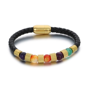 Bracciale in pelle intrecciata nera con chiusura magnetica dorata e perline colorate su bianco