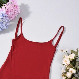 Vue à plat d'une robe moulante rouge dos nu avec fines bretelles et décor floral