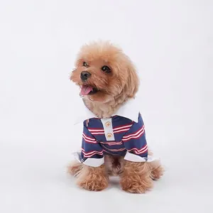 Polo à rayures pour animaux avec col blanc et boutons en bois pour petits chiens